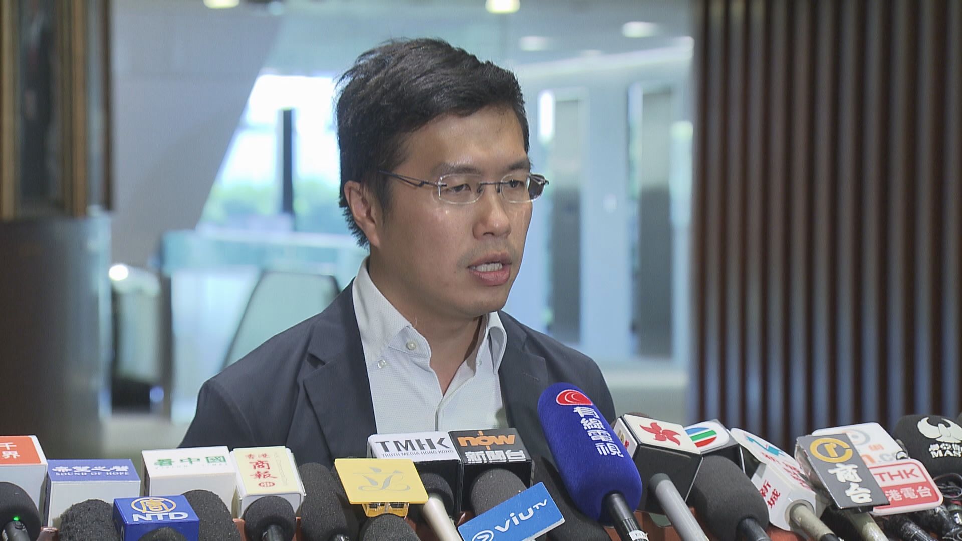 據了解區諾軒因正檢疫獲保釋　其餘人士需通宵扣查
