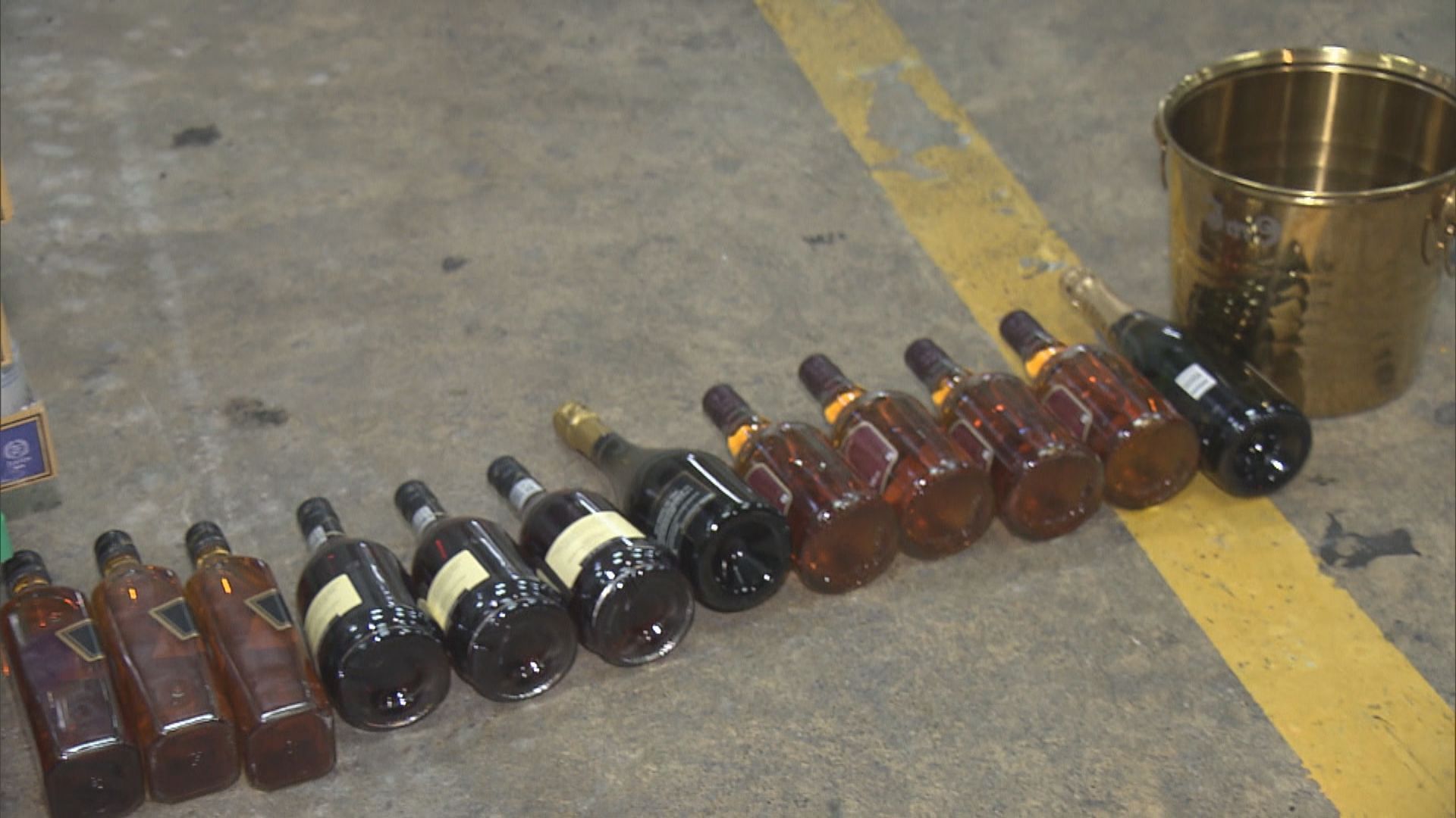 警葵涌工廈破無牌酒吧拘八男女