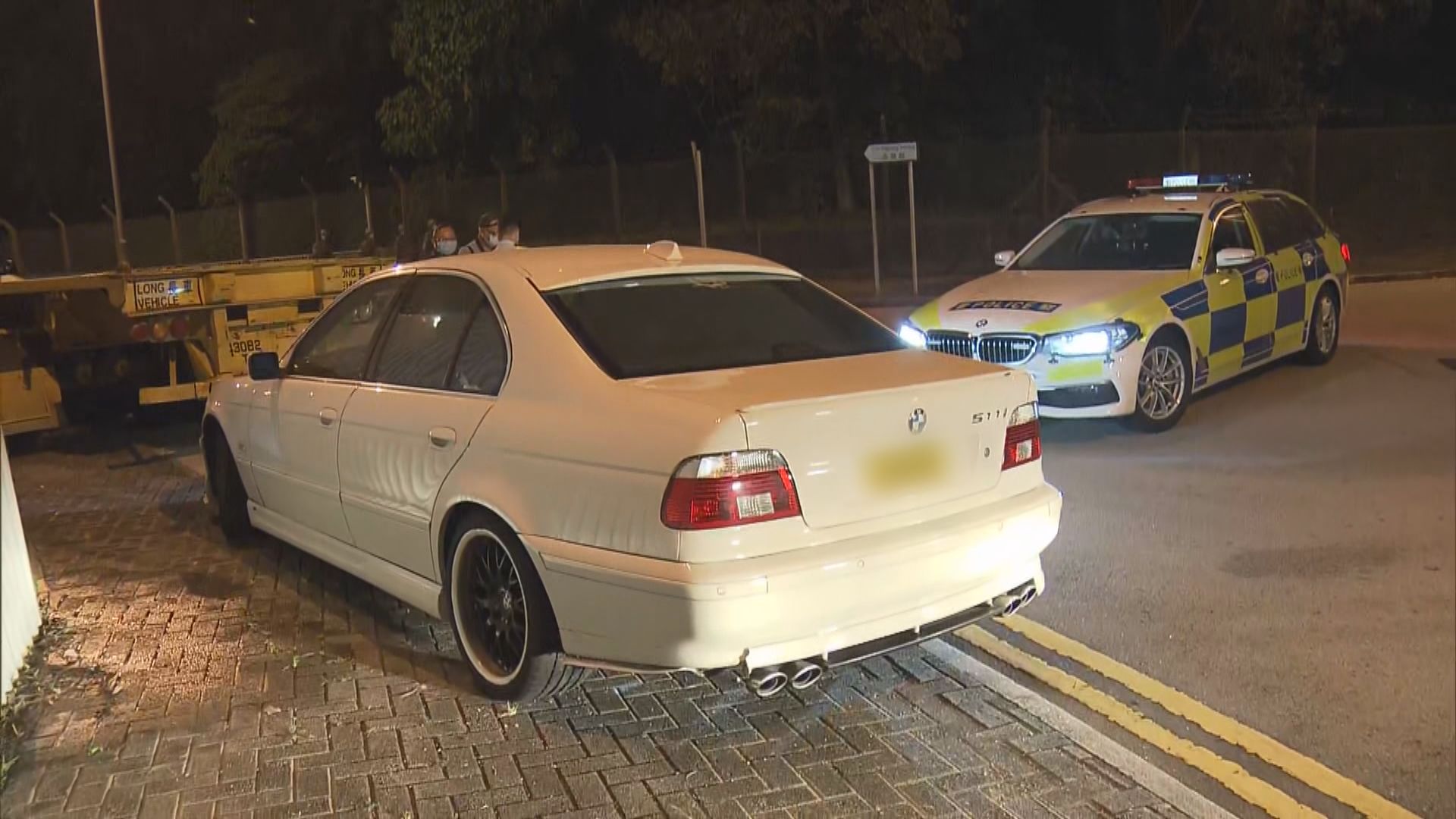 私家車青沙公路衝路障　警昂船洲截獲拘兩男女