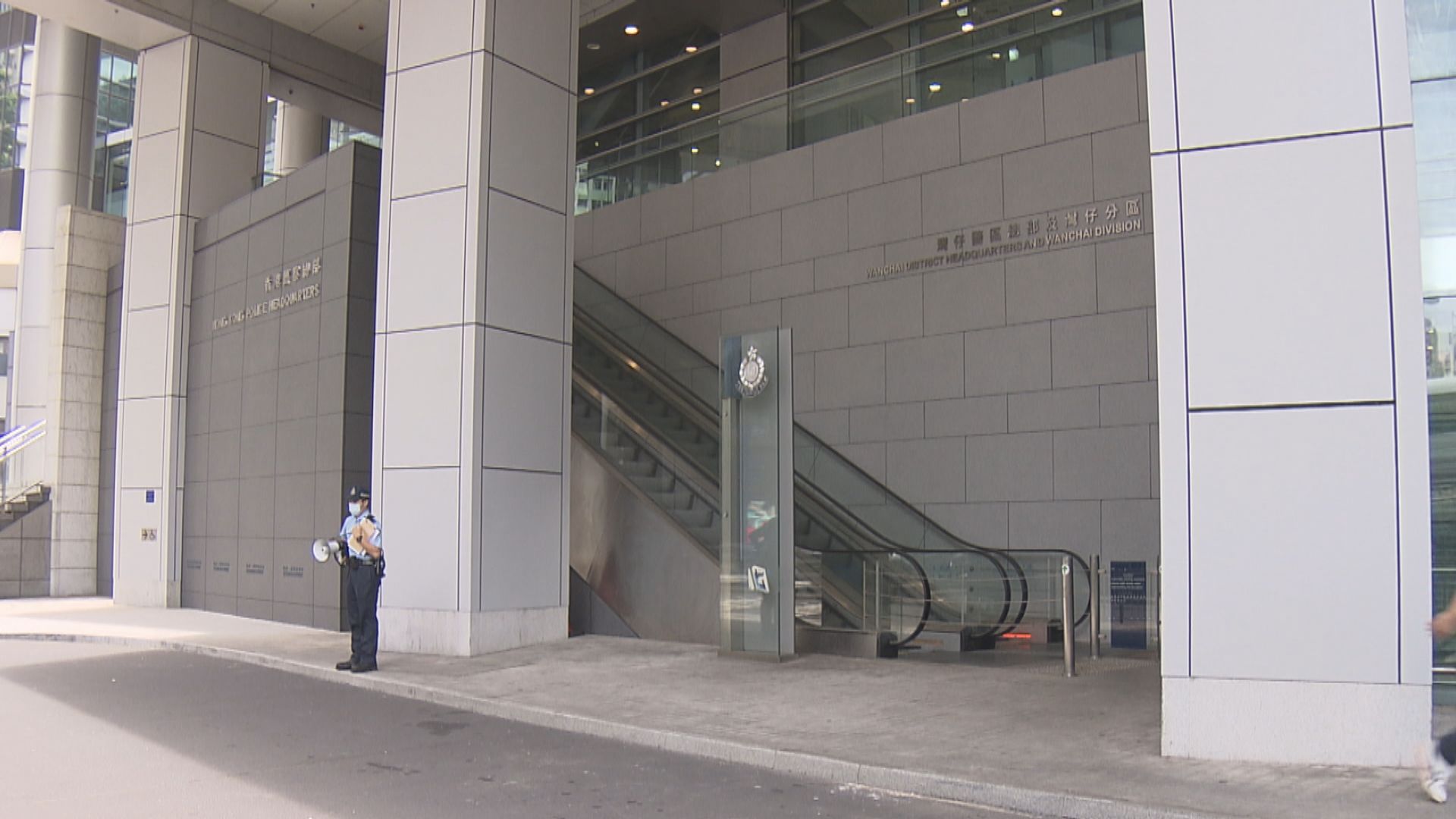 三名男子涉嫌盜竊或破壞國旗區旗被捕