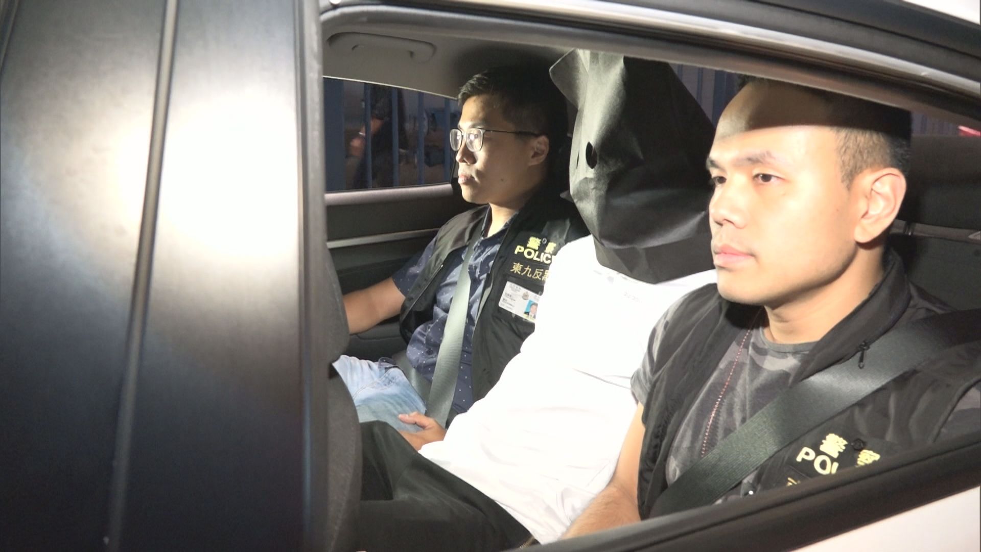 十五人疑涉刑毀及藏有武器被捕