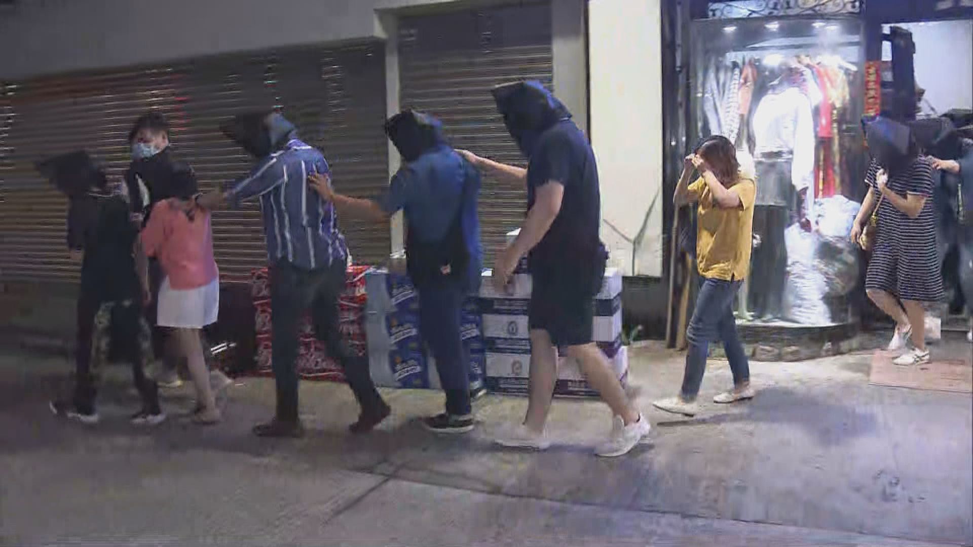 警方屯門工廈破無牌酒吧拘23男女