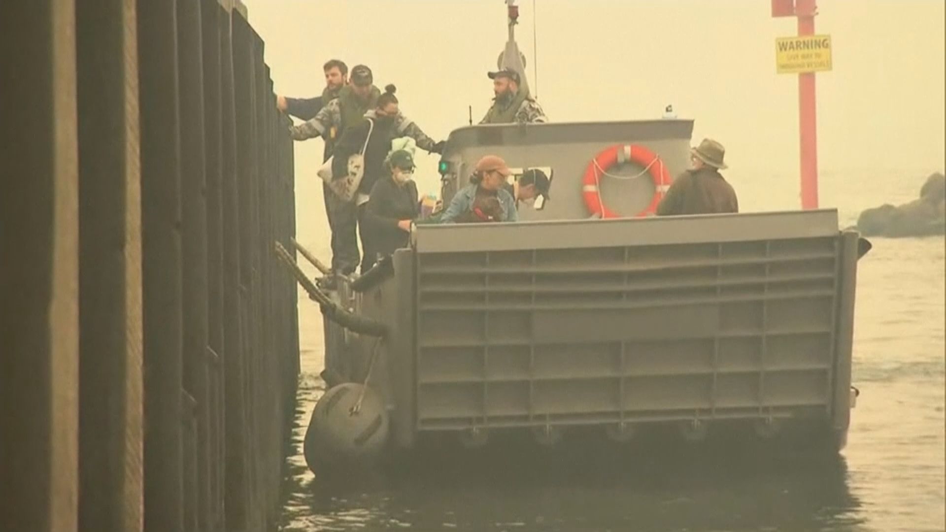 澳洲軍方艦艇到馬拉庫塔疏散山火災民