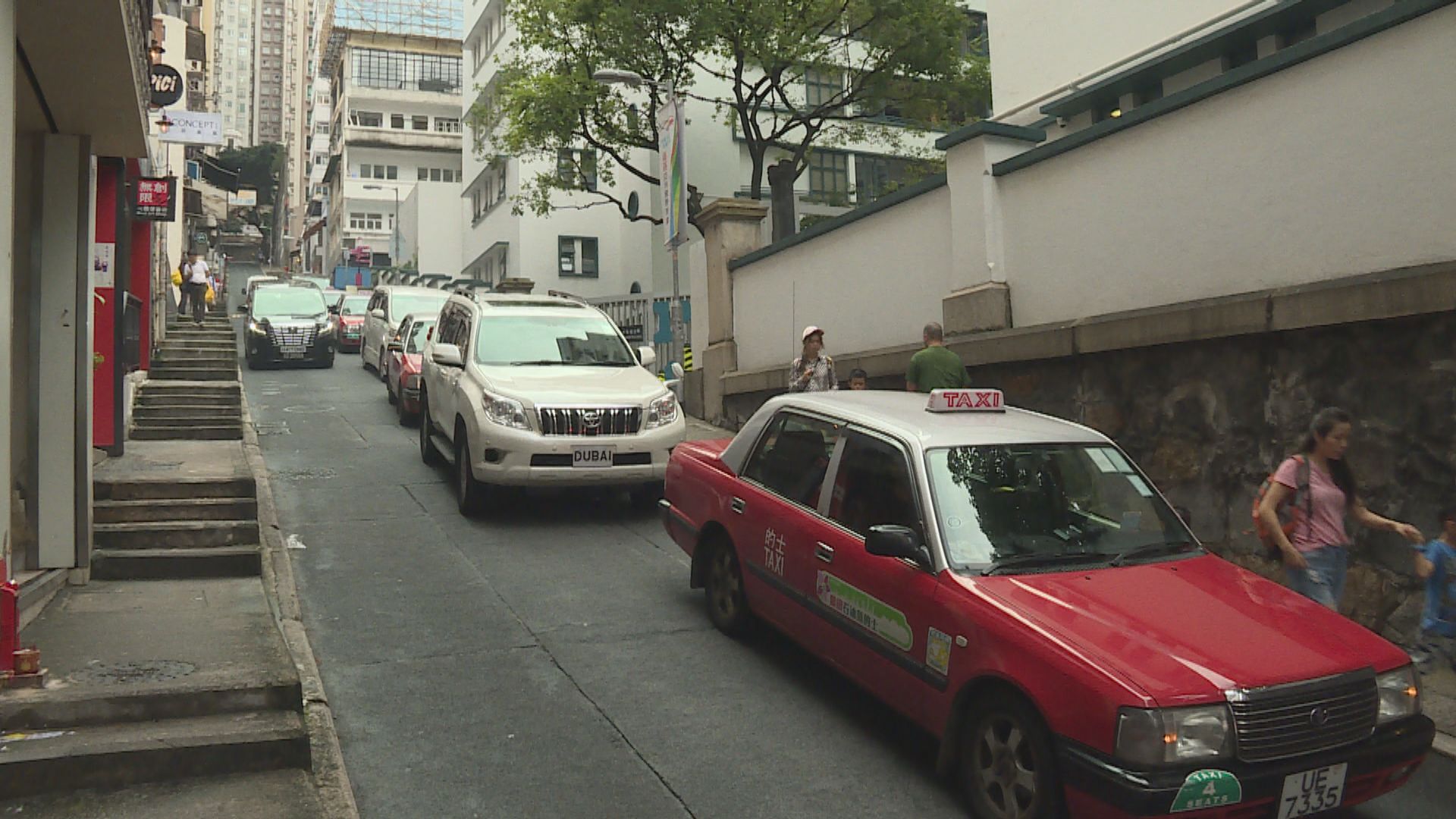 警方去年發出違例泊車告票較前年少三成　稱會加強執法