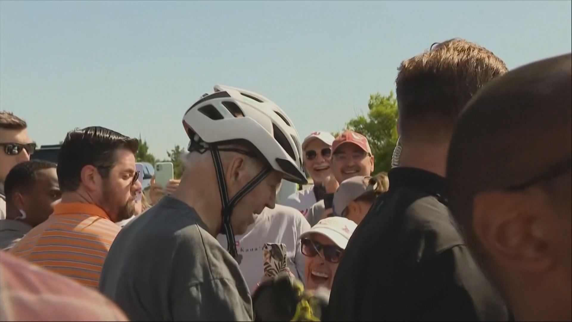 拜登騎單車跌倒聲稱沒有受傷