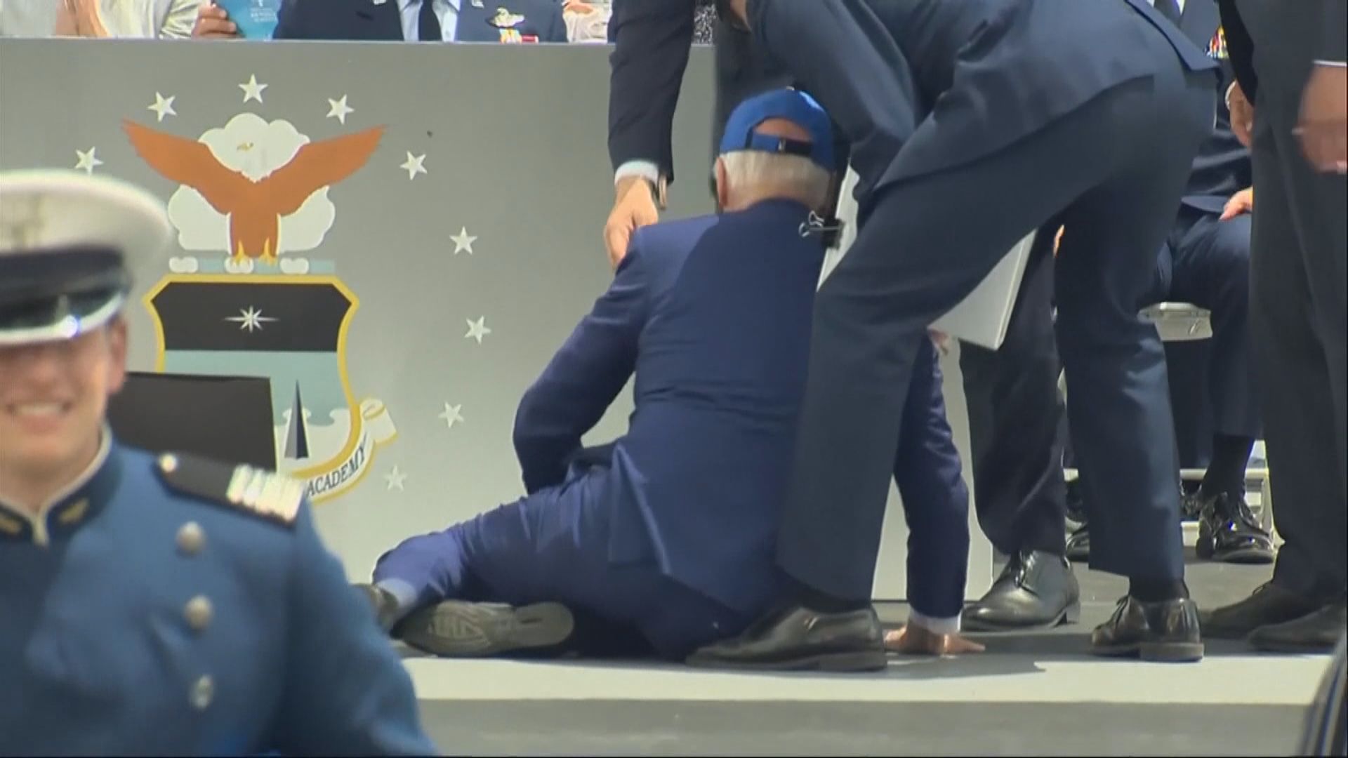 拜登出席空軍學院畢業禮時跌倒沒有受傷