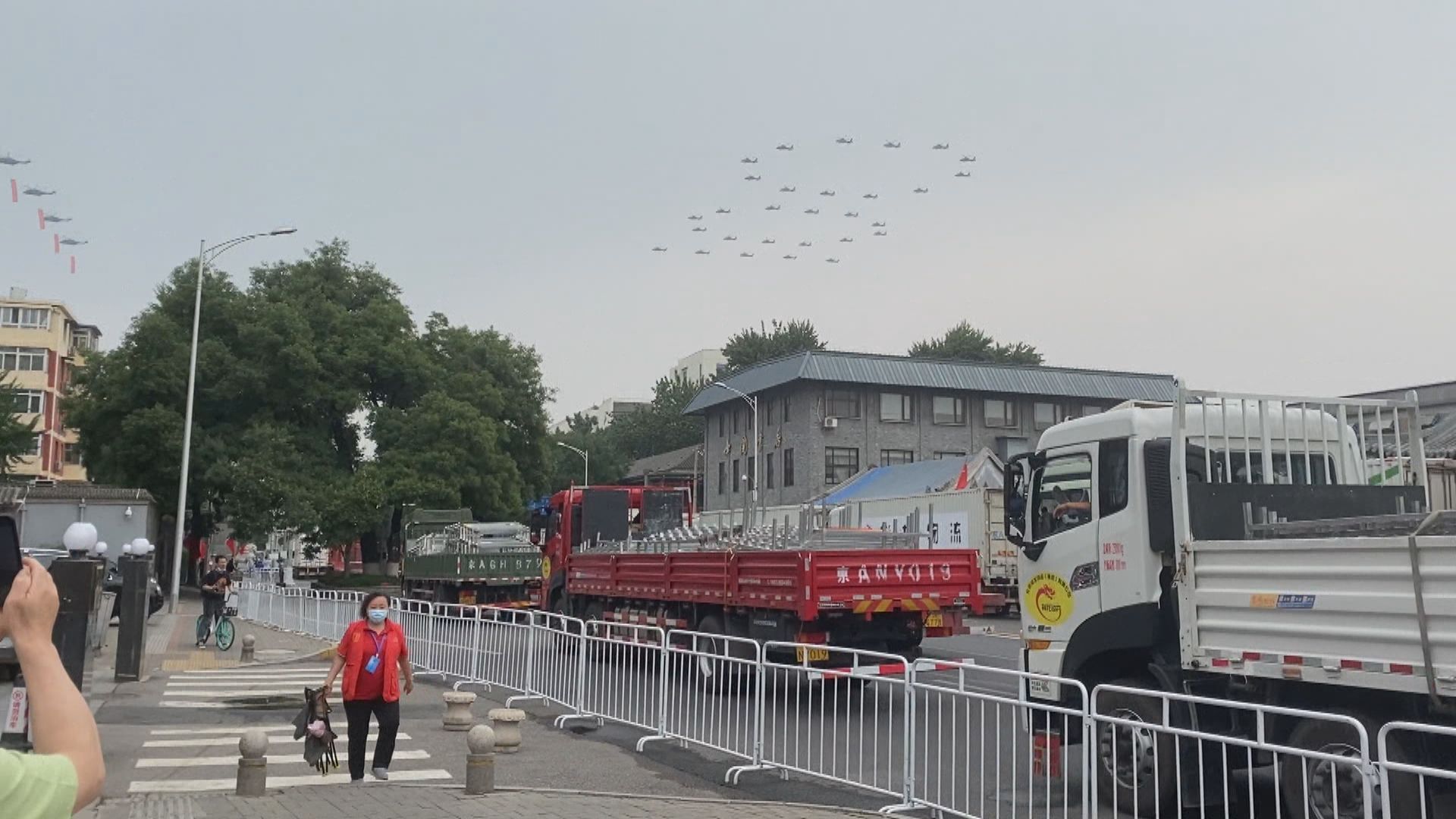 黨慶大會附近有民眾聚集　觀看戰鬥機越過上空表演