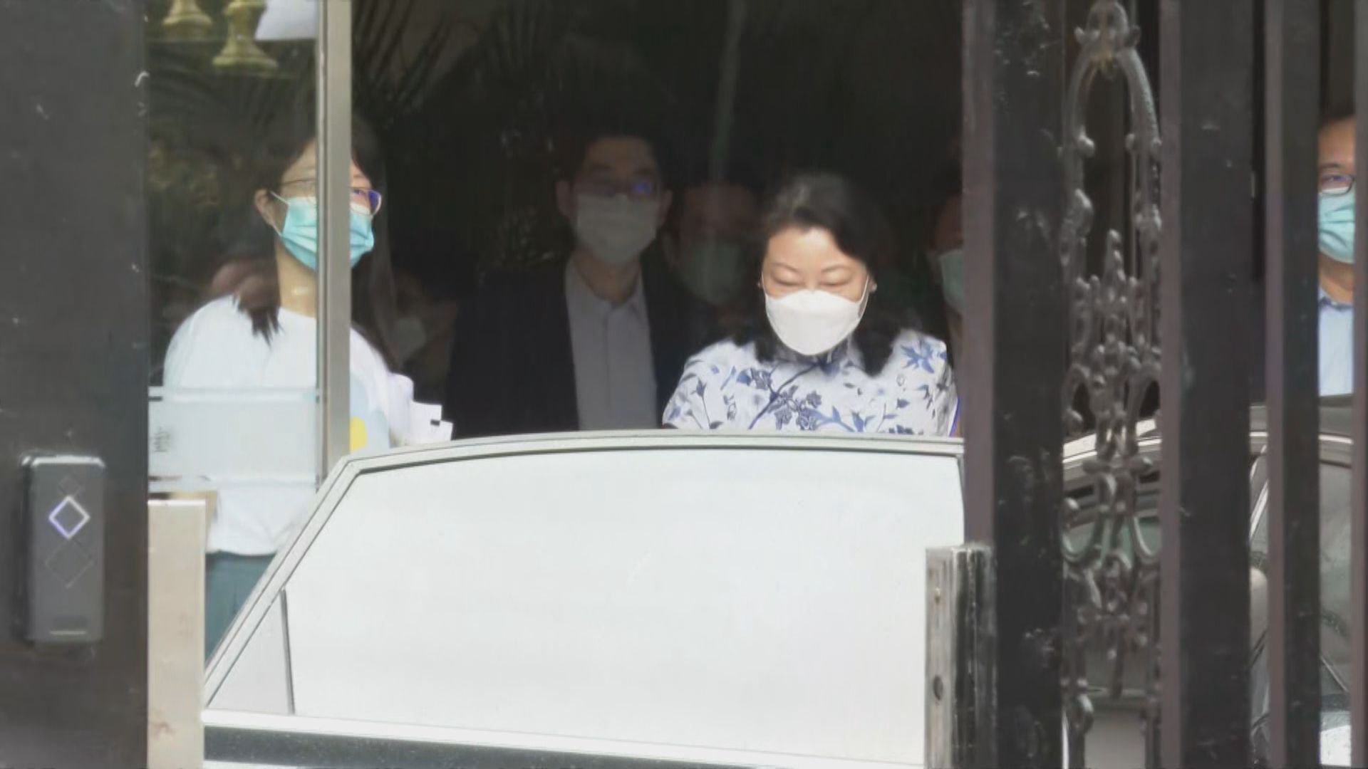 律政司司長鄭若驊到訪港澳辦　逗留約兩小時離開