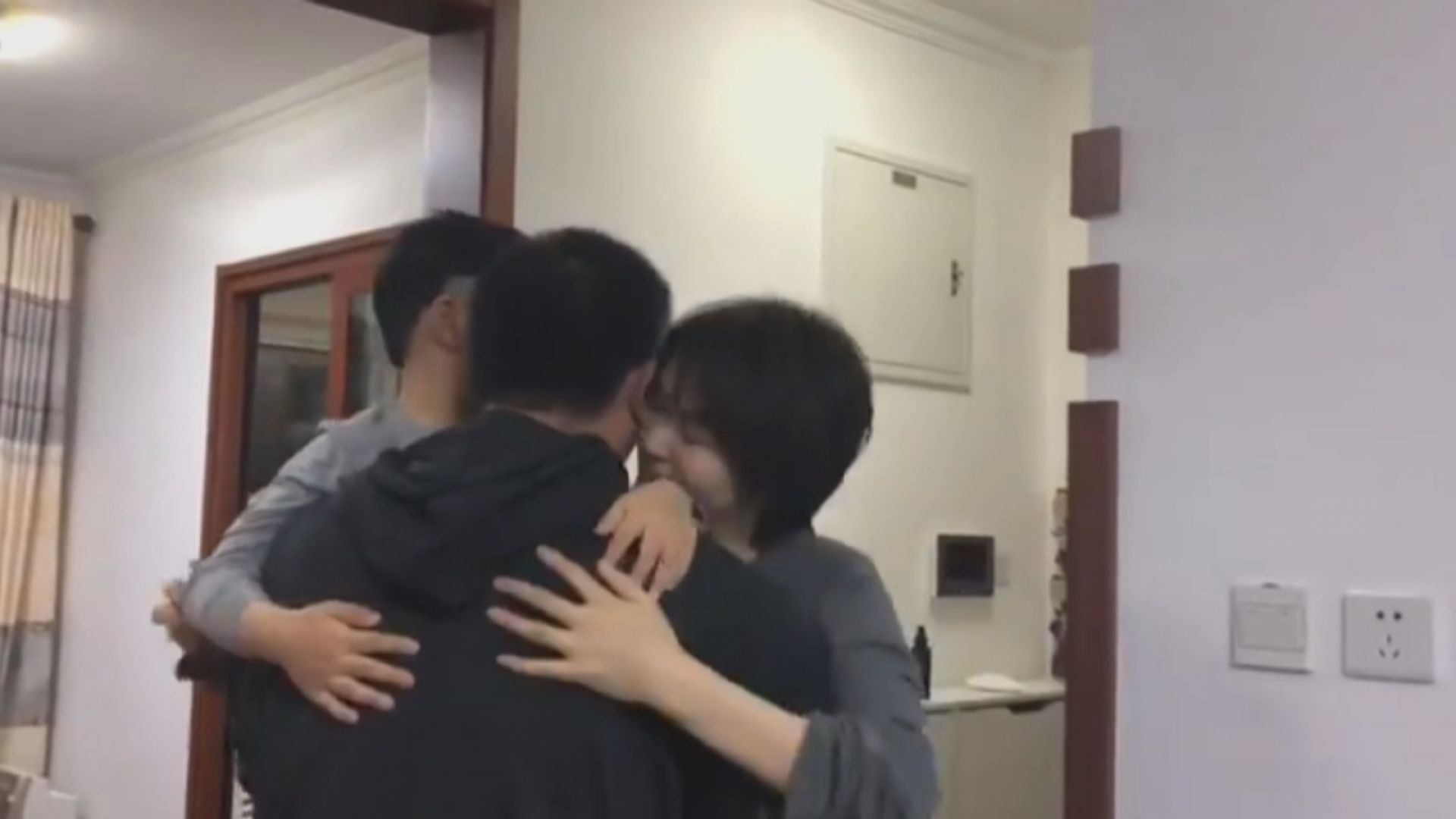 內地維權律師王全璋晚上回家和妻兒團聚