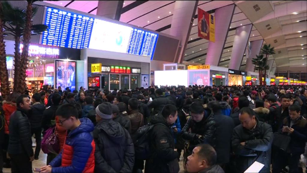 受寒潮影響　大批乘客迫滯留高鐵候車大堂