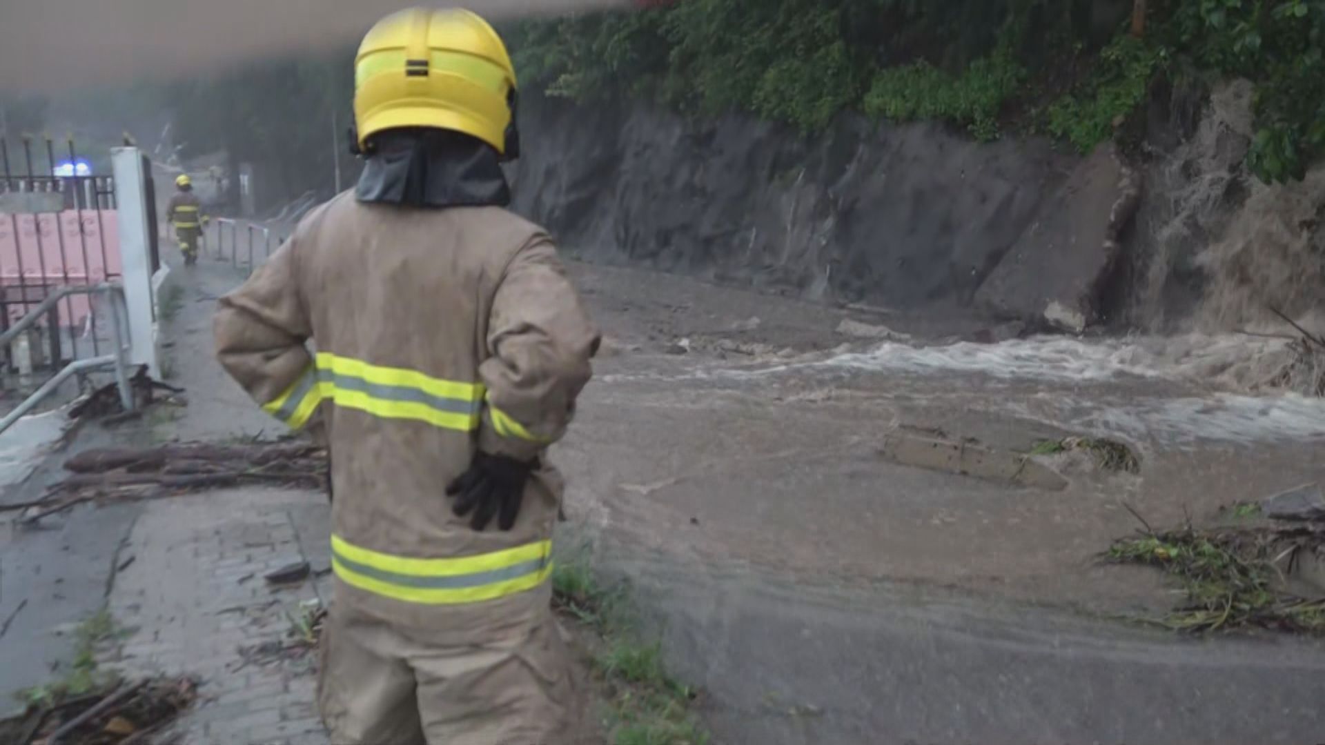 【黑雨三小時】港島摩星嶺道及大嶼山嶼南道山泥傾瀉　學校停課