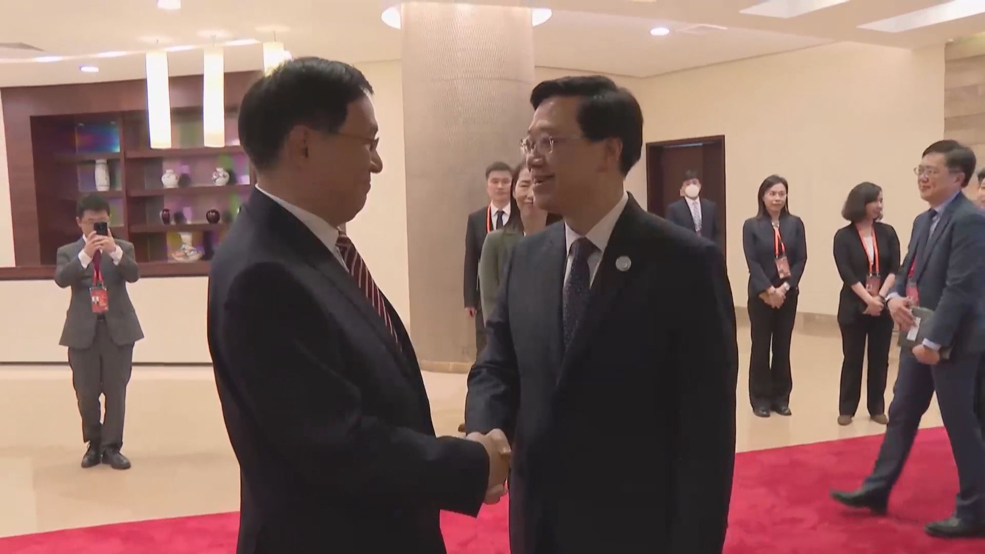 李家超參與博鰲論壇　開幕禮前與總理李強握手