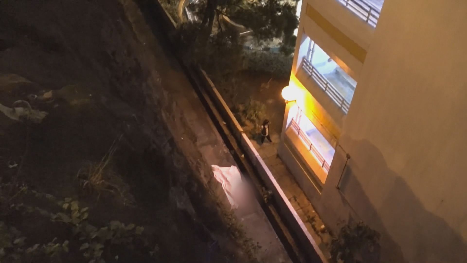 青衣老翁墮樓亡　其妻倒斃家中