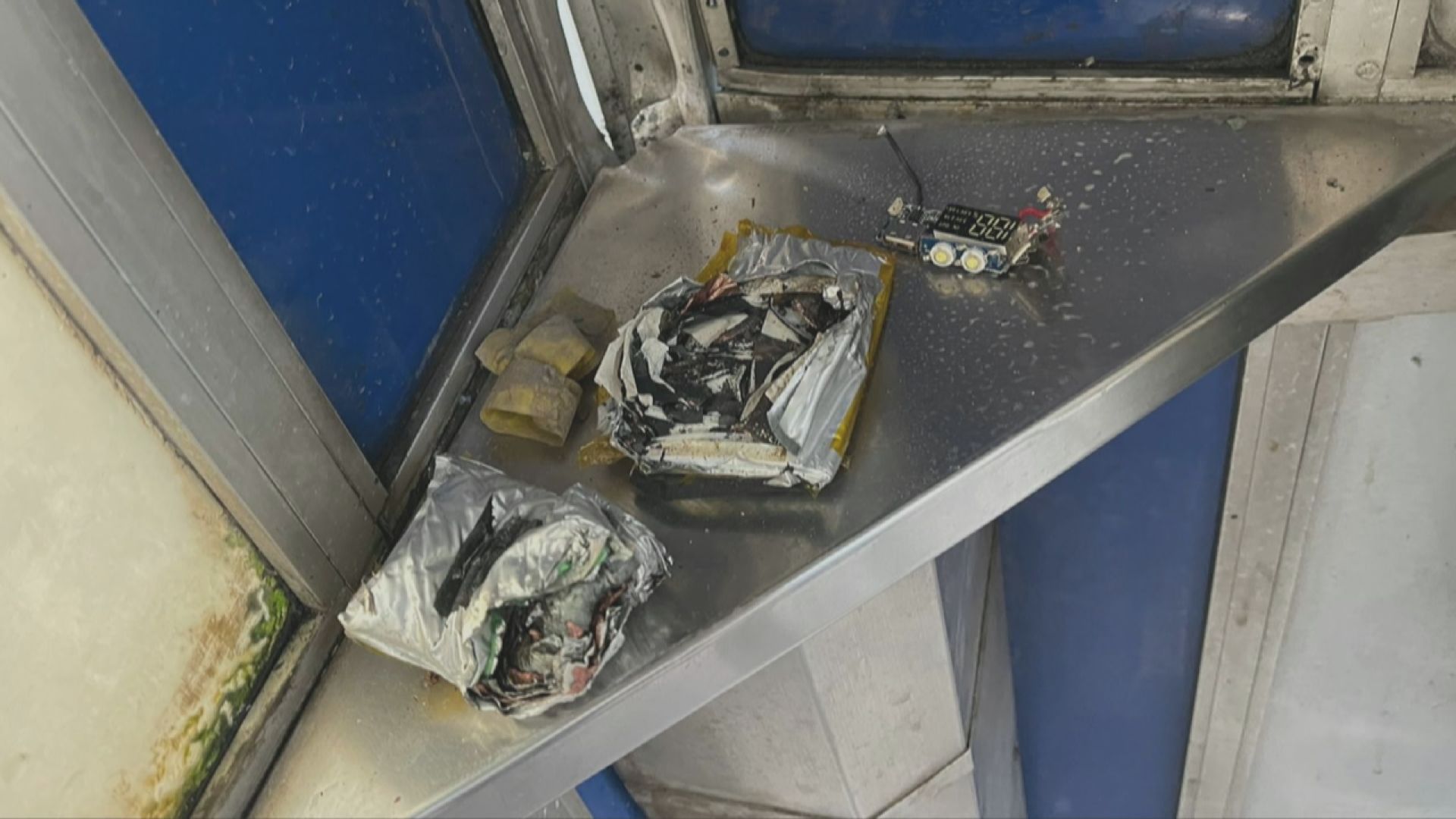 葵涌公眾電話亭發現懷疑爆炸品　警方到場安全引爆 