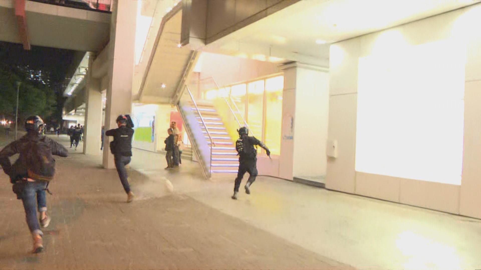 大埔晚上繼續有人聚集　警方多次進行驅散