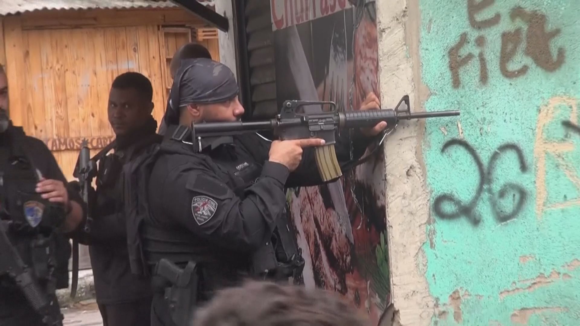 巴西出動2500名軍警打擊販毒集團　最少60死逾80人被捕