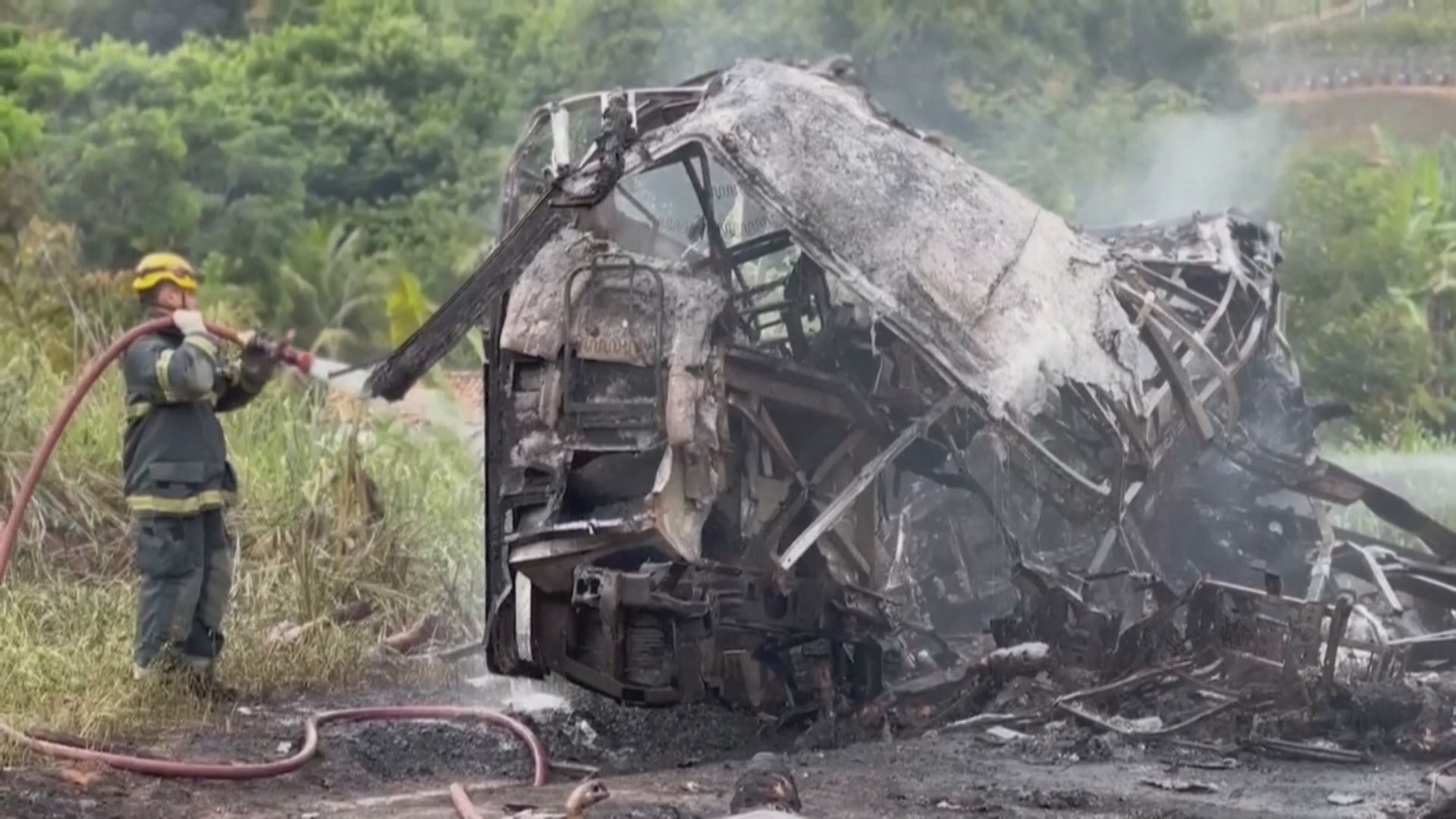 巴西發生嚴重車禍 至少38人死亡 | Now 新聞