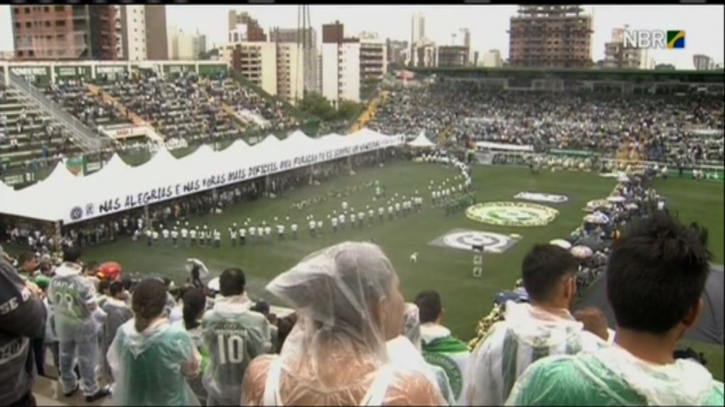 查比高恩斯主場悼念遇難球員