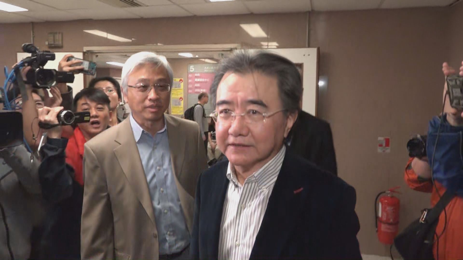 錢大康到醫院探望受傷的學生