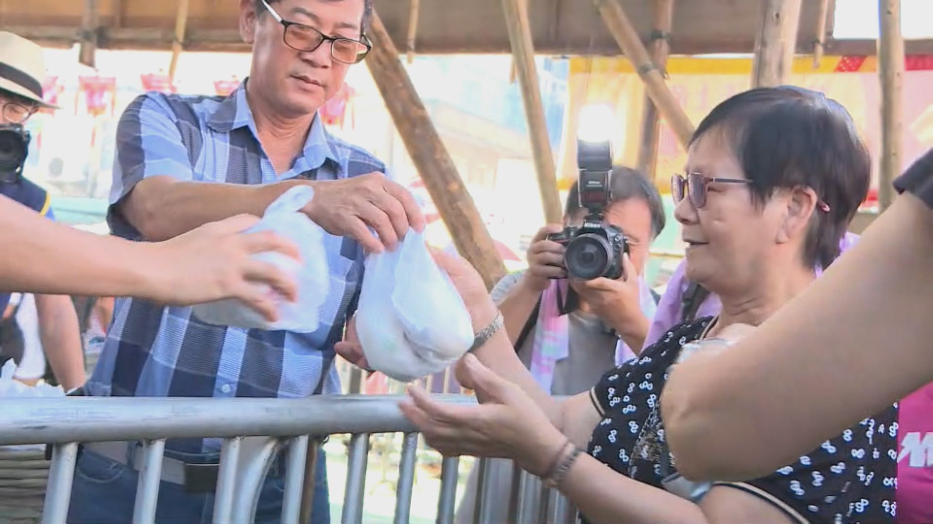 長洲派發平安包 吸引逾百人排隊