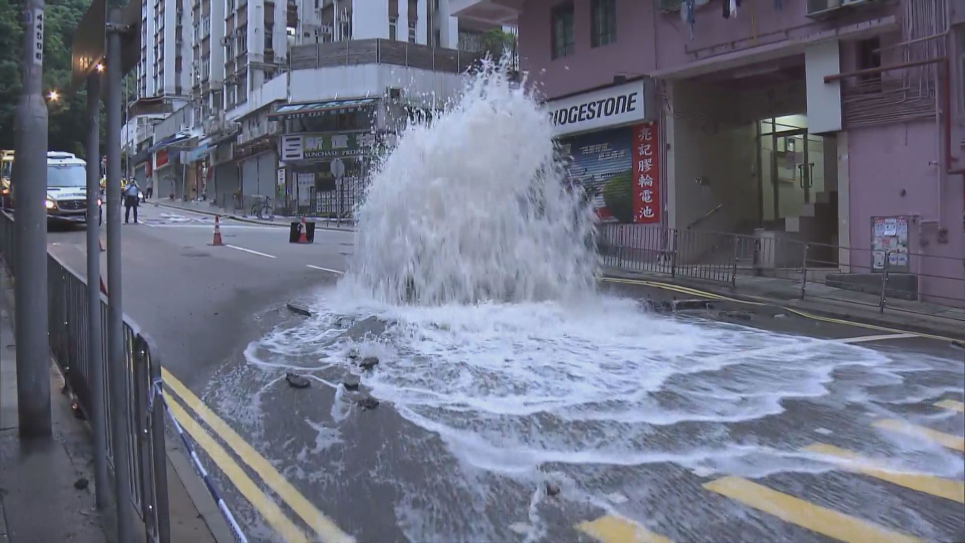 筲箕灣有地下鹹水管爆裂交通一度受阻