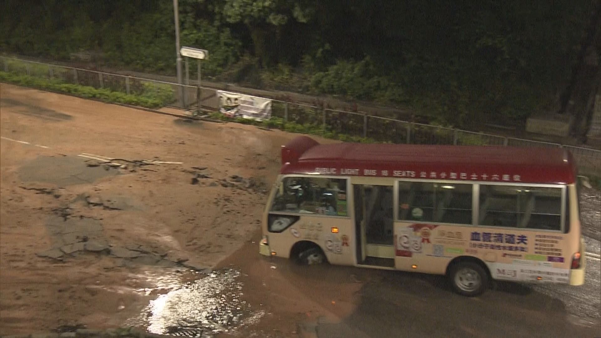 東頭村道爆水管致路陷　小巴被困
