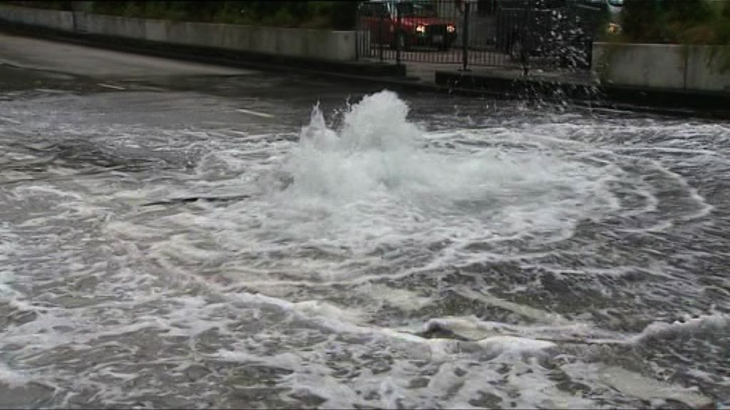 茶果嶺道爆水管交通受阻