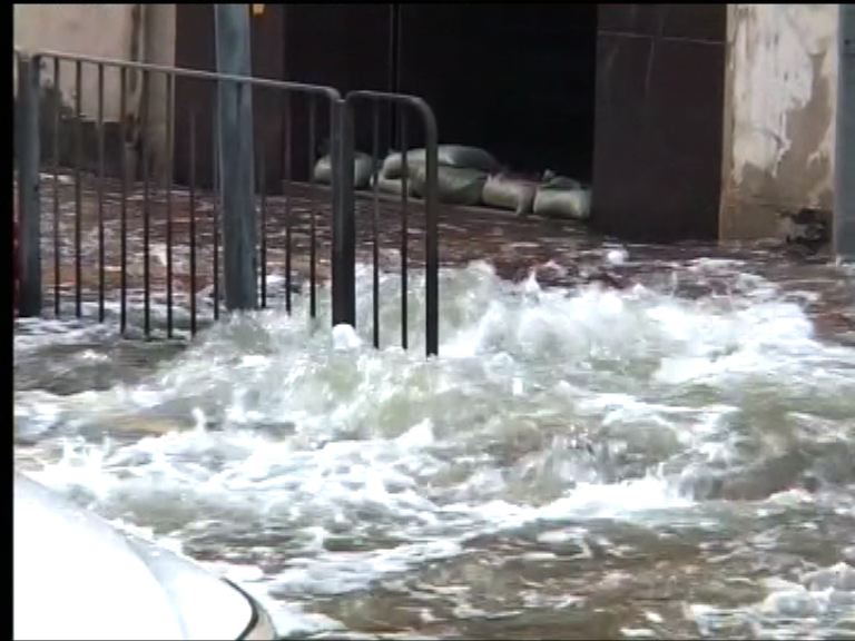 荃灣地下鹹水管爆裂致交通受阻