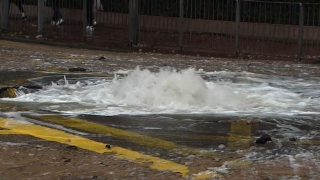油麻地爆水管交通受阻