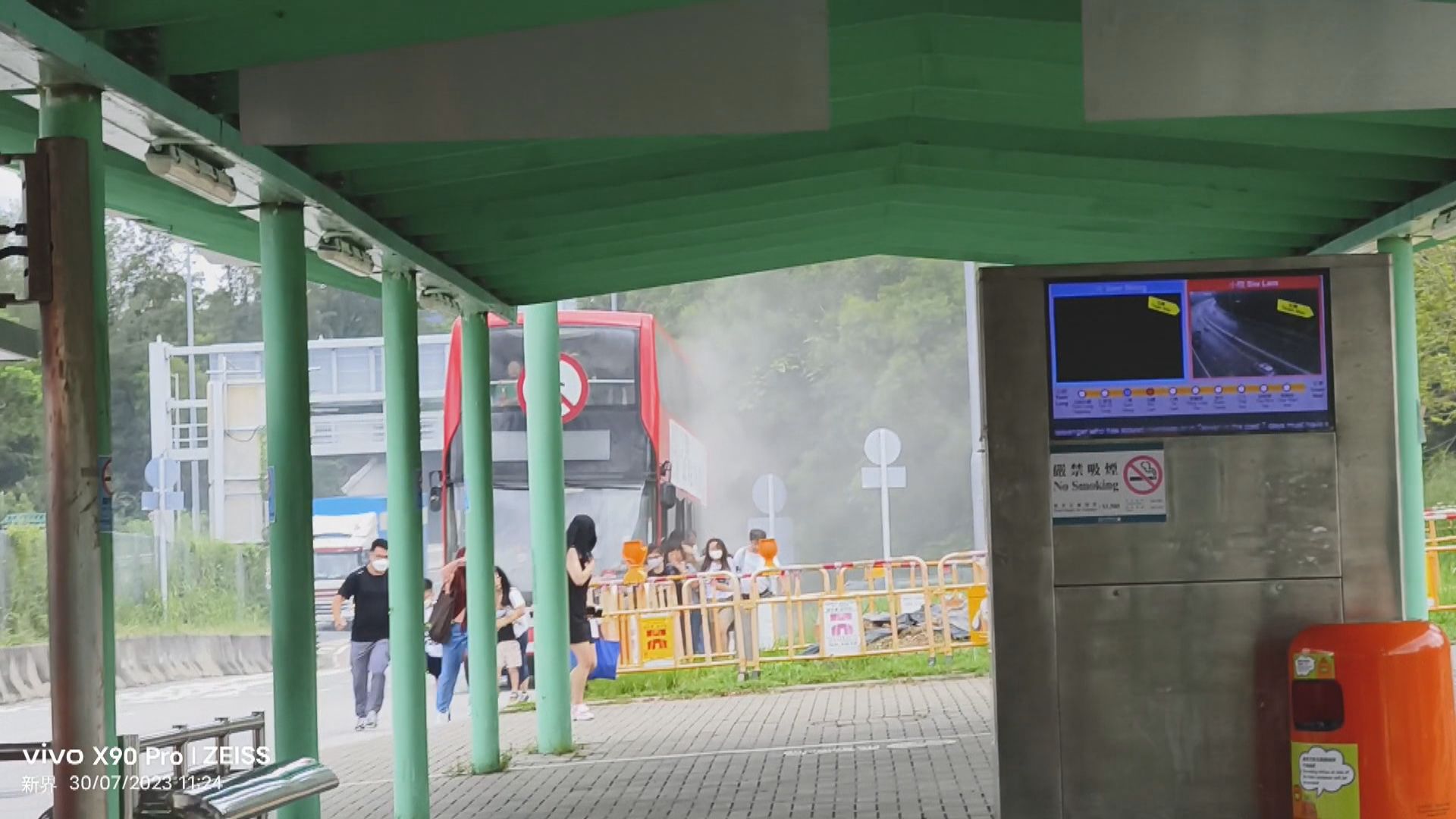 屯門公路九巴冒煙 乘客疏散無人受傷