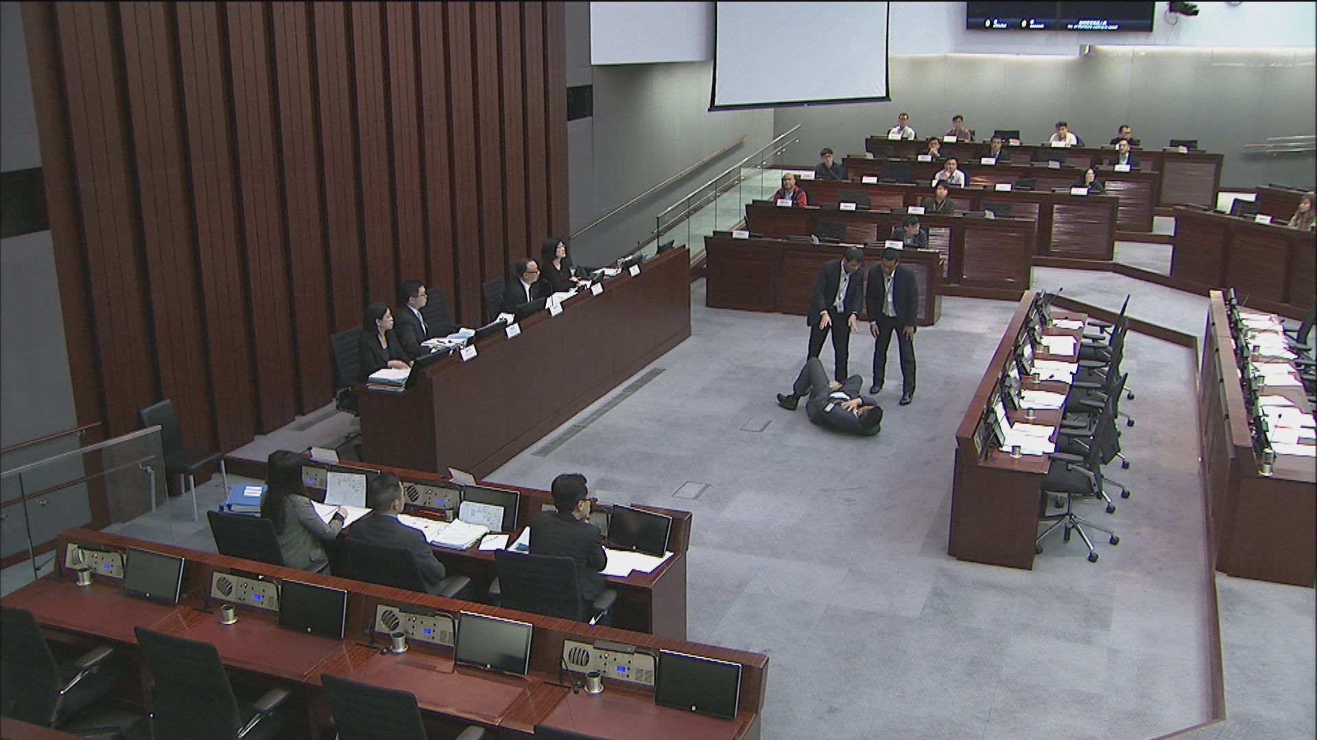 眾志成員普通襲擊立會男保安不成立　裁判官：證人供詞不可信