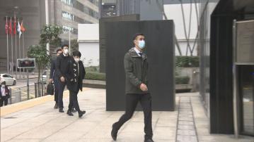 【八警襲露宿者案】閉路電視片段顯示有警員以膠袋遮蓋鏡頭