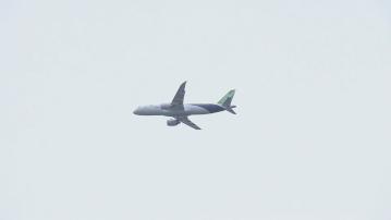 國產C919客機維港飛行演示 吸引大批市民在維港兩岸觀看