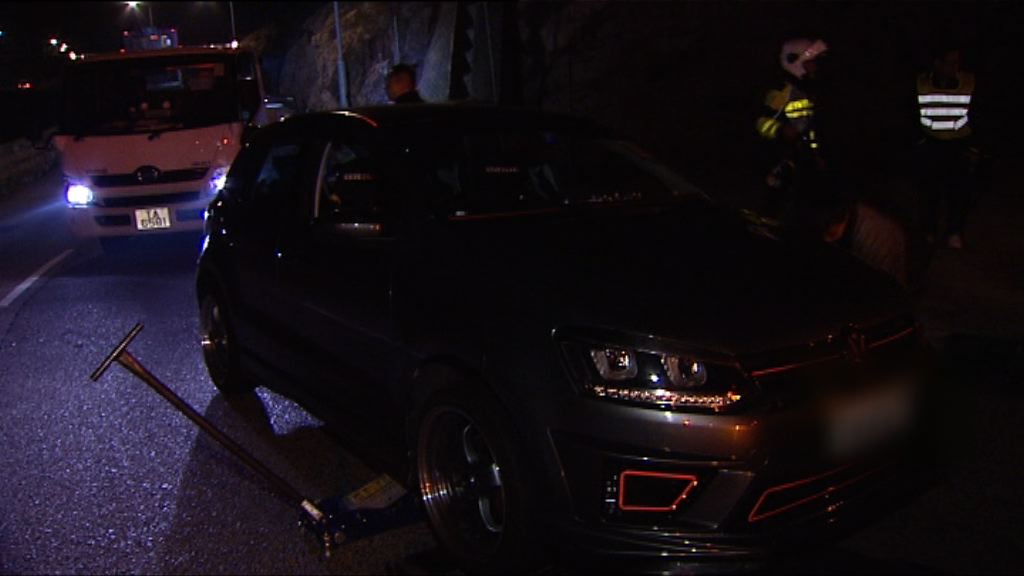 警方石澳截三私家車涉非法改裝