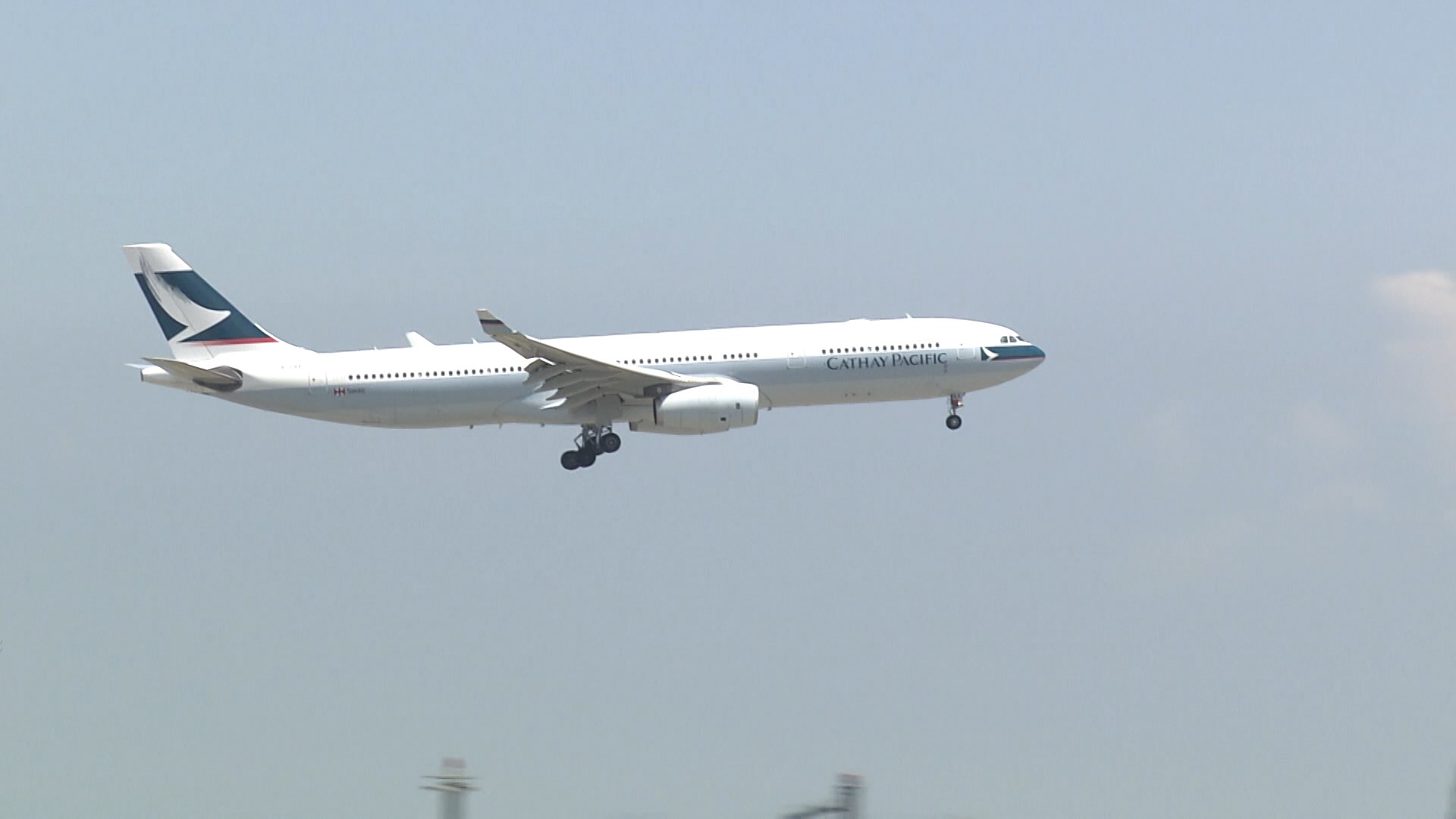 國泰航空據報準備向員工提出放無薪假
