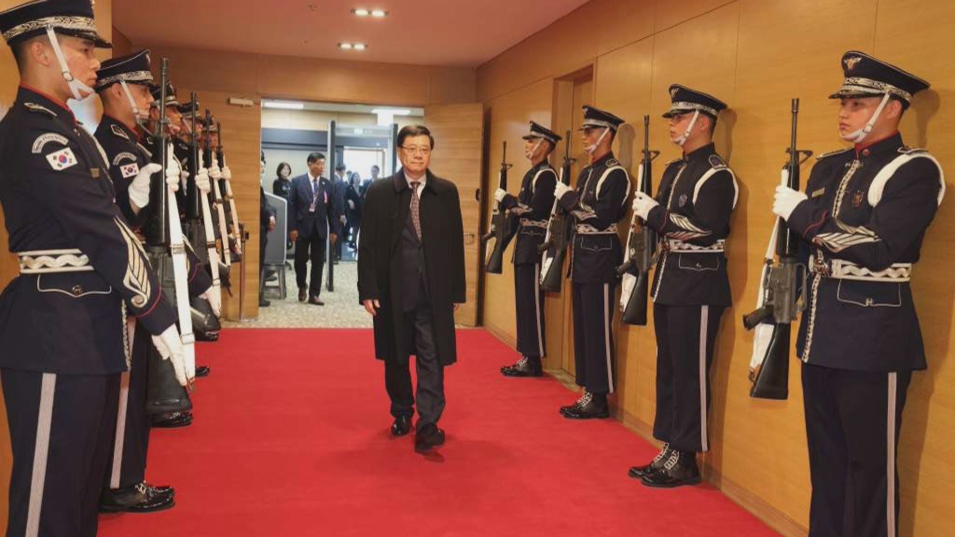 李家超抵達南韓慶州準備出席APEC會議