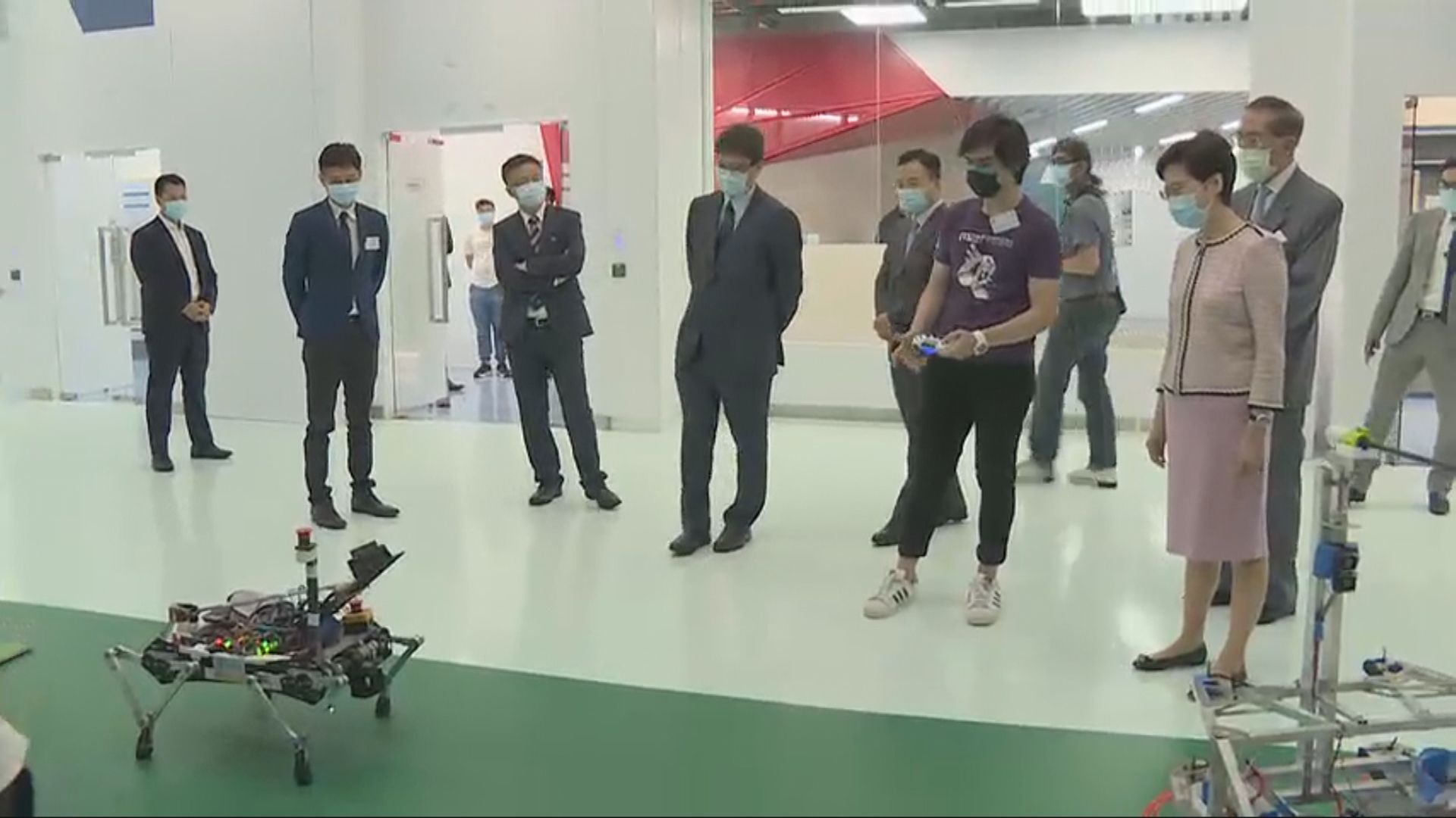 林鄭月娥到訪港大了解學校科研項目