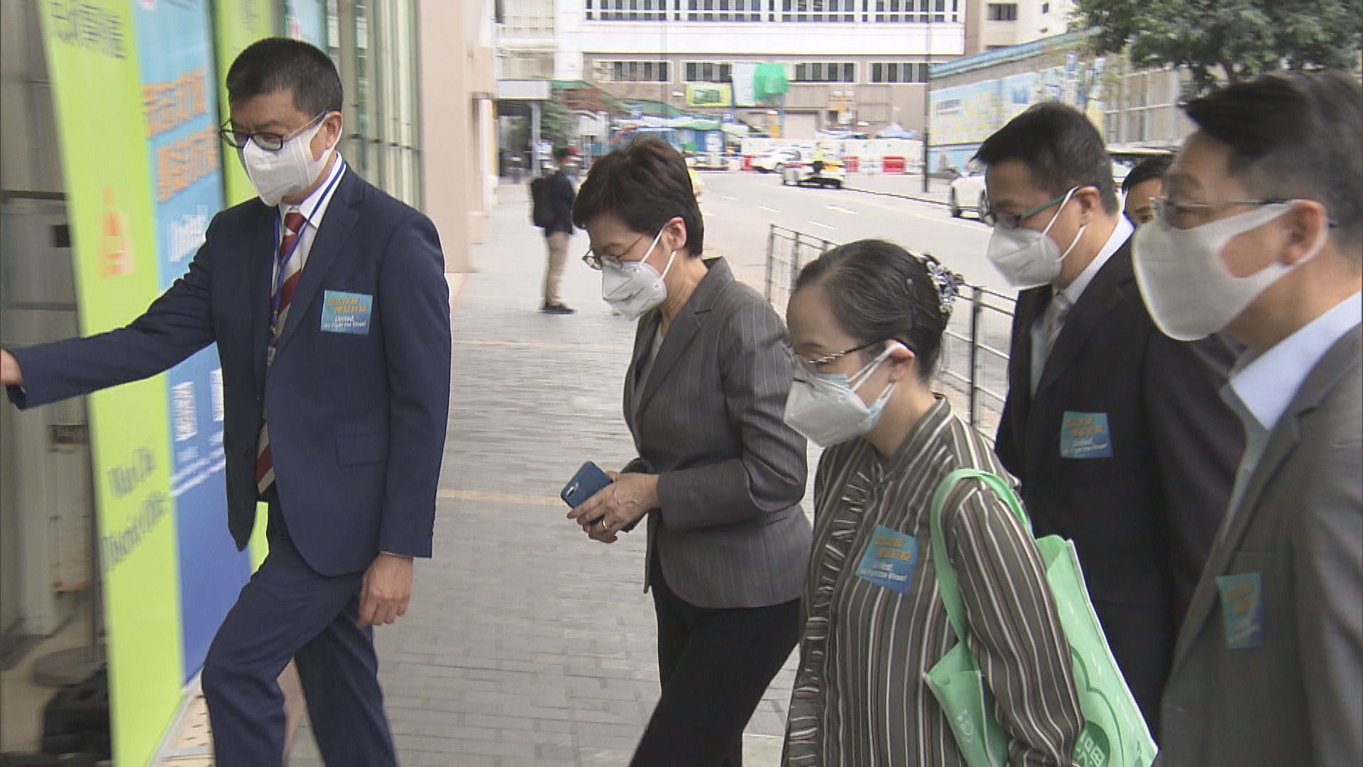 林鄭月娥及多名官員視察防疫服務包包裝工作