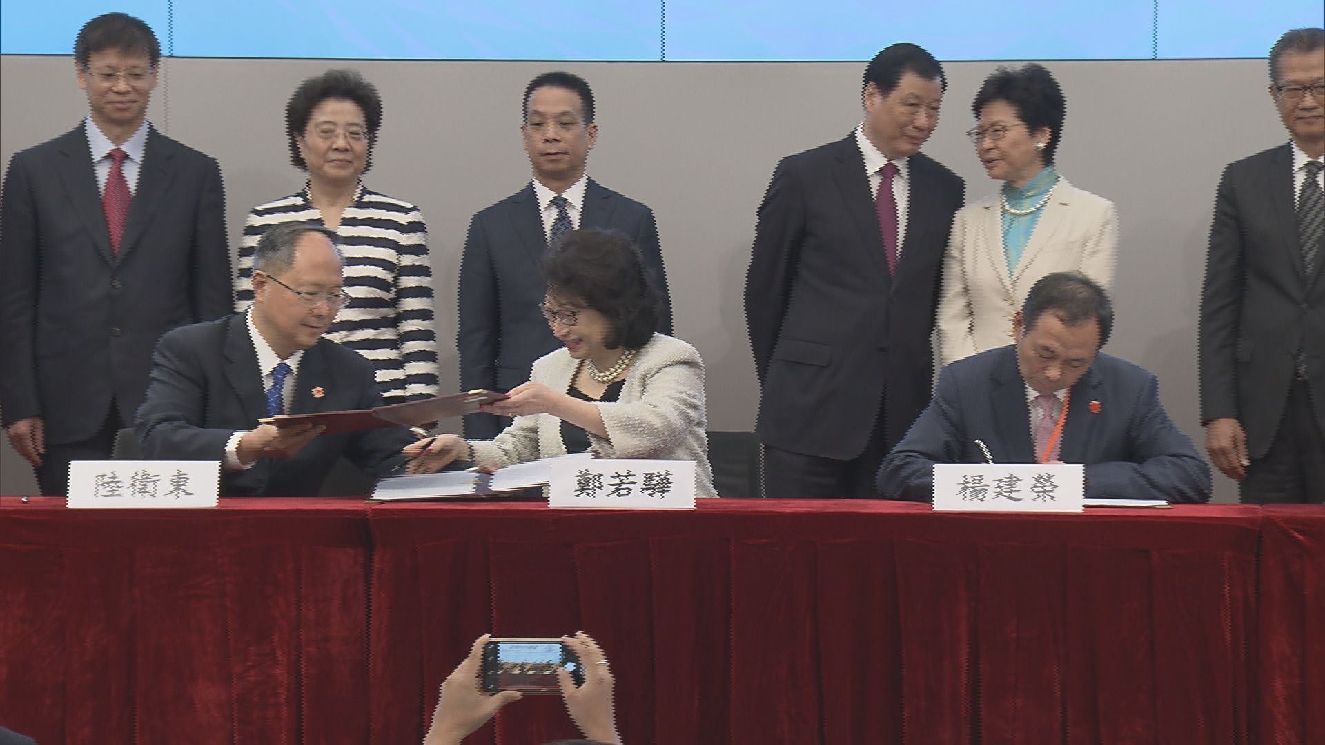 滬港合作會議簽署15份合作協議