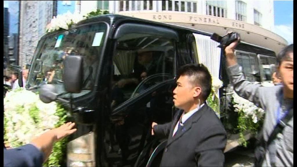 【彤叔舉殯】董建華、梁振英等為鄭裕彤扶靈