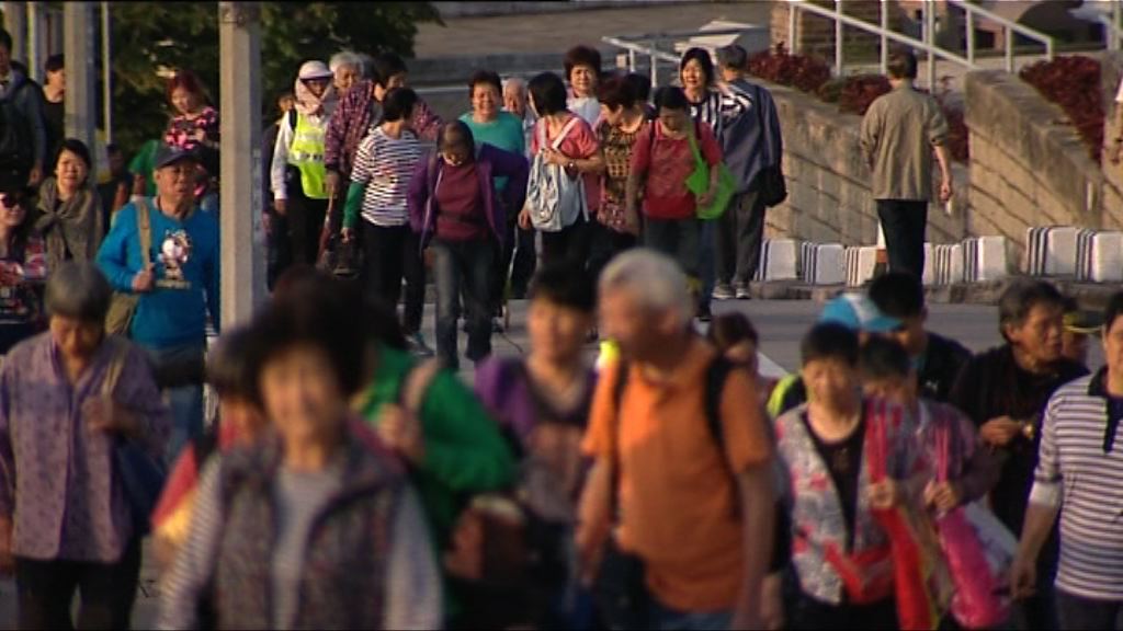 大批市民趁清明節上山掃墓