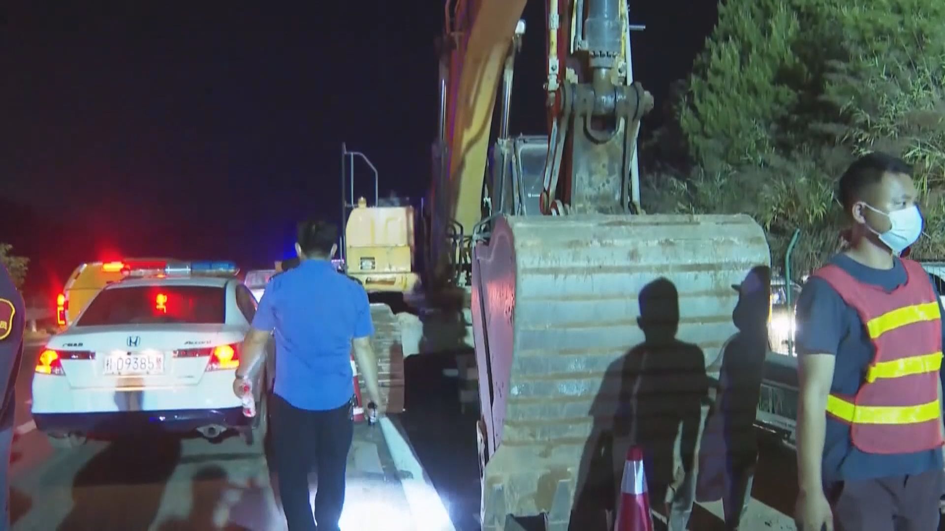 大批救援人員抵達東航墜機場協助搜救