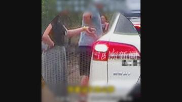 廣西女司機「出示證件」逼對頭車讓路　當局證實她非公職人員