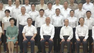 蔡奇探望北戴河暑期休假專家