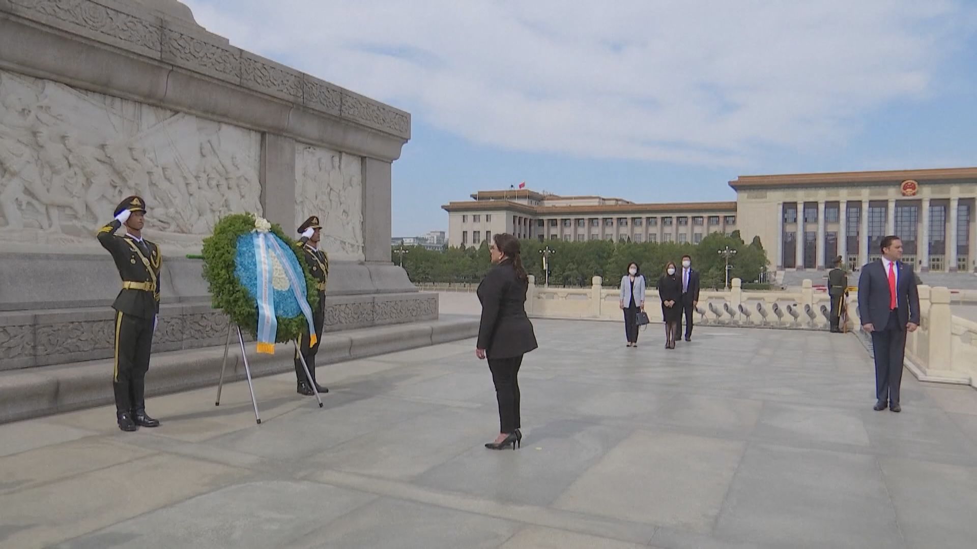 洪都拉斯總統卡斯特羅向人民英雄紀念碑獻花