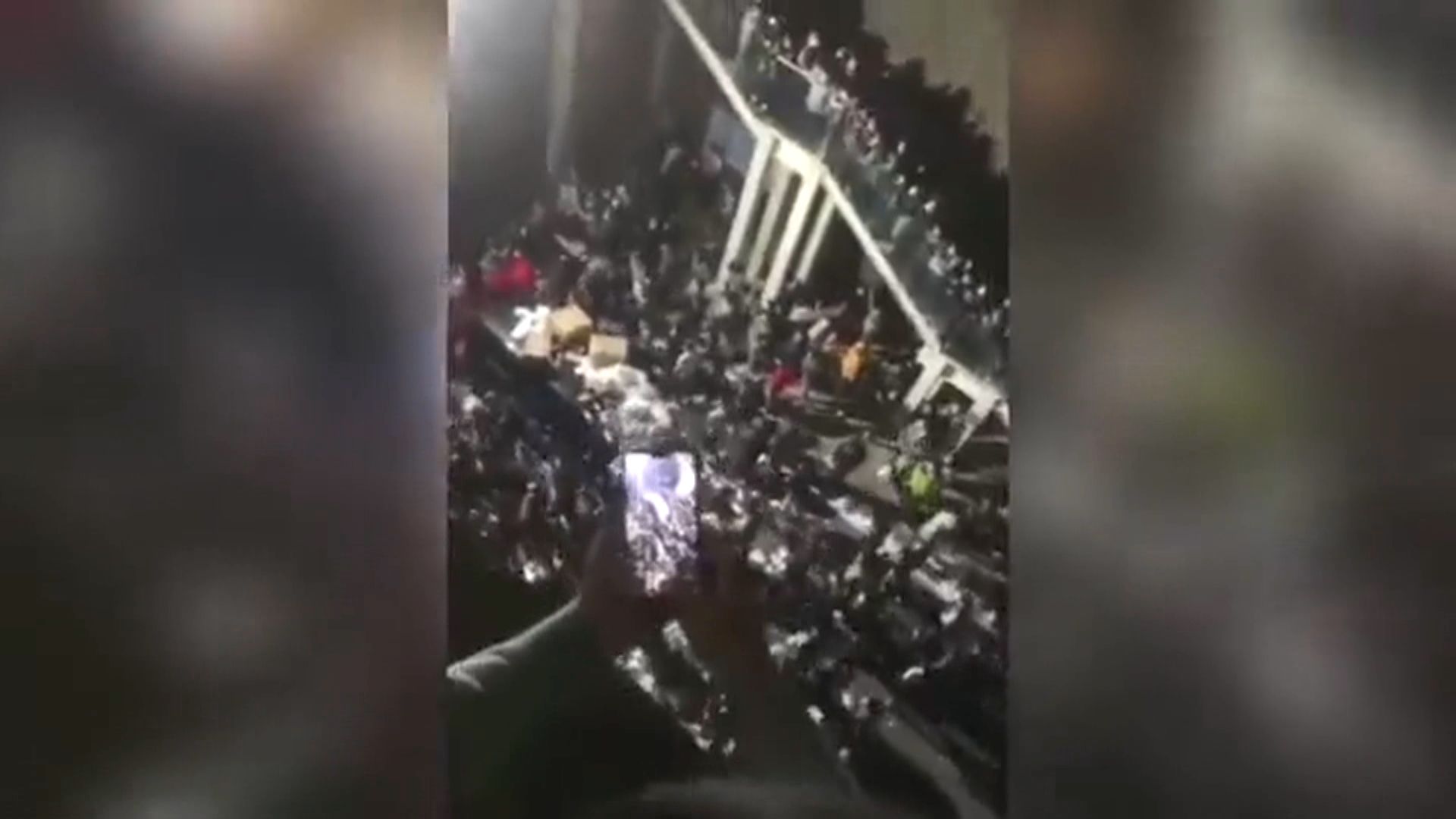 網上流傳片段指鄭州富士康工廠爆示威