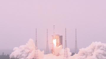 中國探月工程四期鵲橋二號中繼衛星發射升空