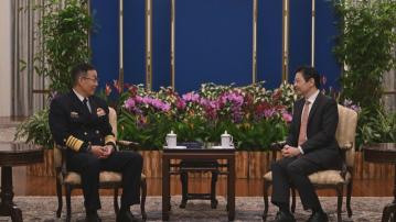 董軍與新加坡總理黃循財會面