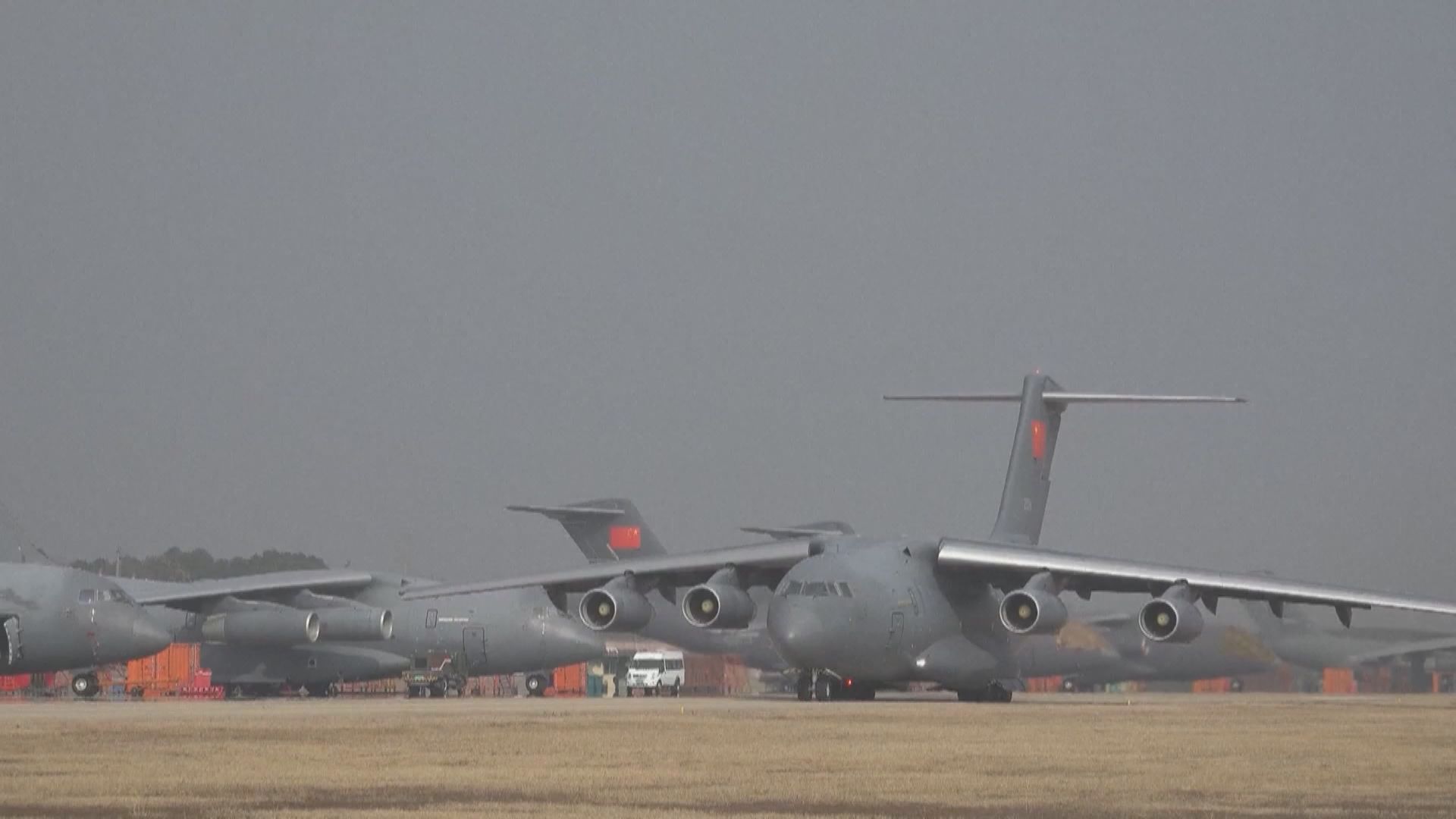 央視播出多架運-20大型運輸機訓練片段 | Now 新聞