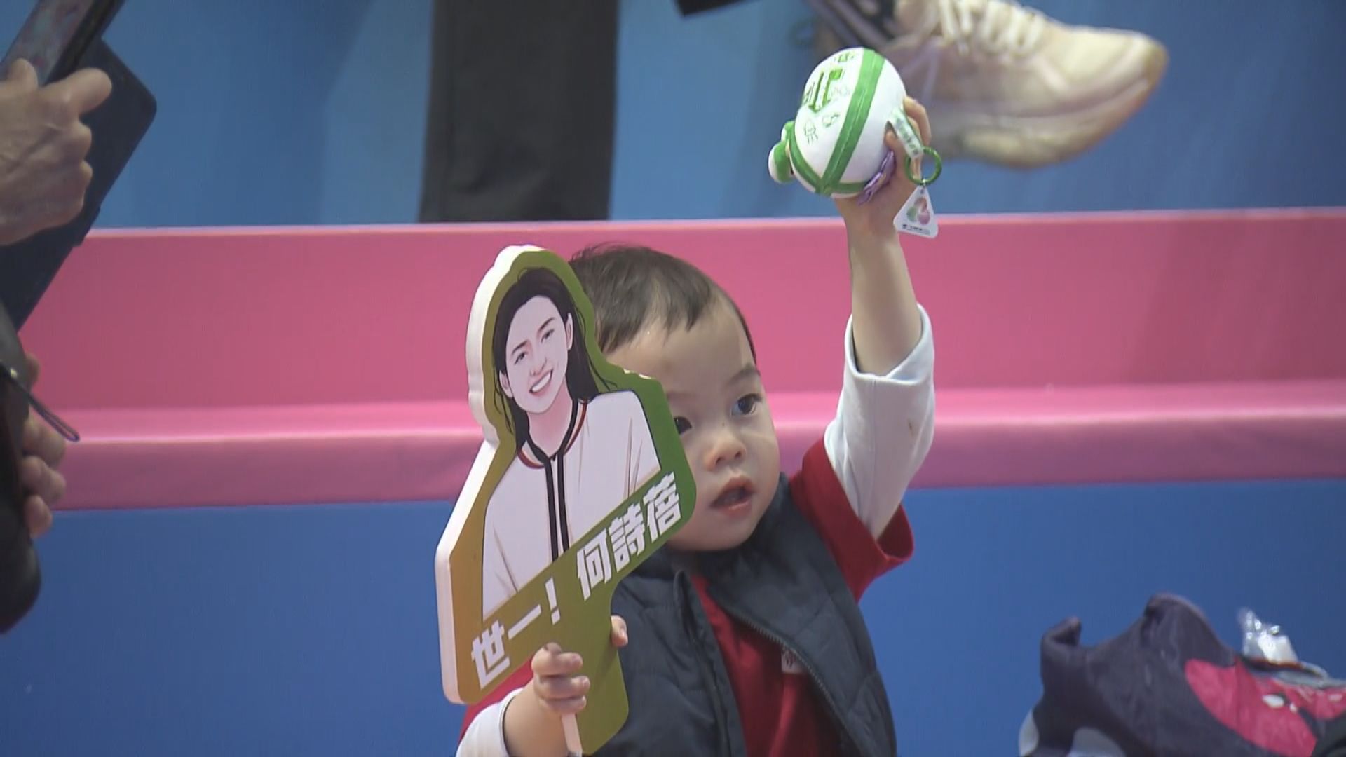 商場直播何詩蓓全運會奪金　市民心情激動